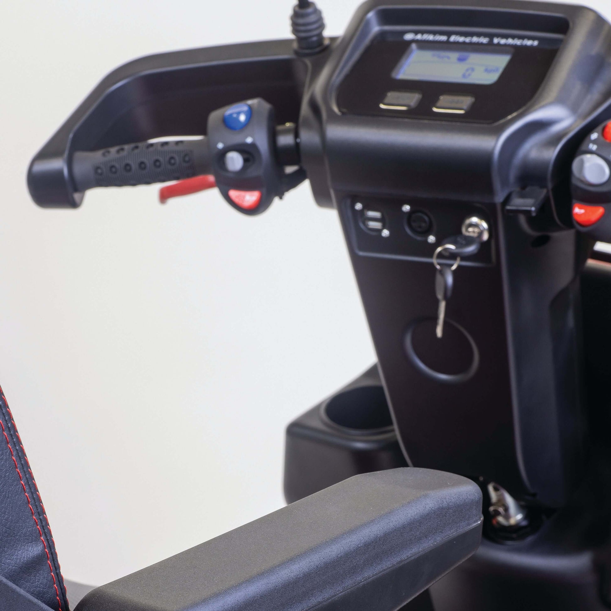 Afiscooter S4 Mobility Scooter - console and steering bar with controls